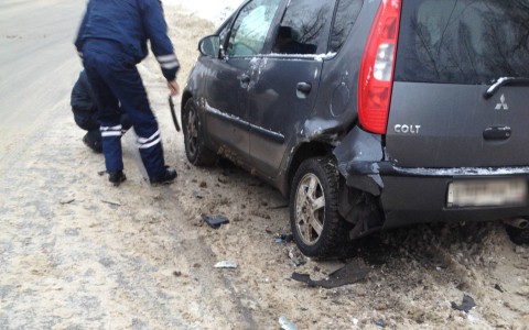 В Сыктывкаре ВАЗ снес припаркованный Mitsubishi и скрылся