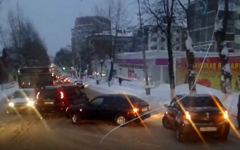 Авария в Сыктывкаре парализовала движение по узкой улице (видео)