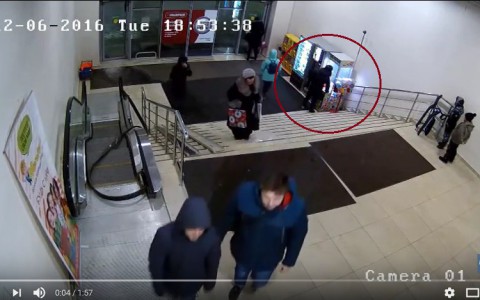 В Сыктывкаре пьяный мужчина сломал автомат с игрушками и украл из него деньги (видео)