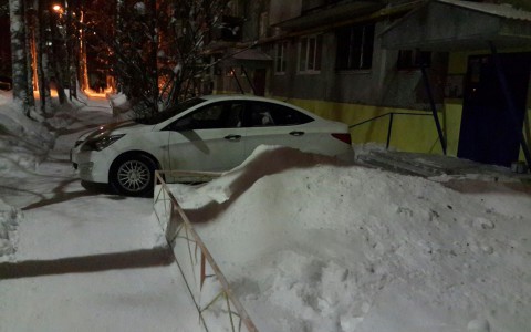 В Сыктывкаре «гений парковки» перекрыл выход из подъезда