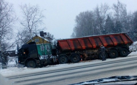 Под Сыктывкаром тягач с полуприцепом улетел в кювет (фото)