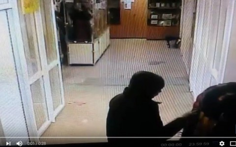 В Сыктывкаре мужчина украл из магазина куртку для своей возлюбленной (видео)