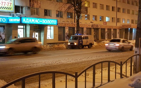 Очевидцы: «В центре Сыктывкара мужчина лежал на тротуаре»