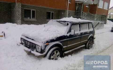 В Сыктывкаре упавший с крыши снег повредил две машины (фото)