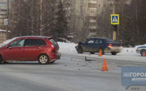 В Сыктывкаре легковушка влетела в «Опель» и снесла ему половину кузова (фото)