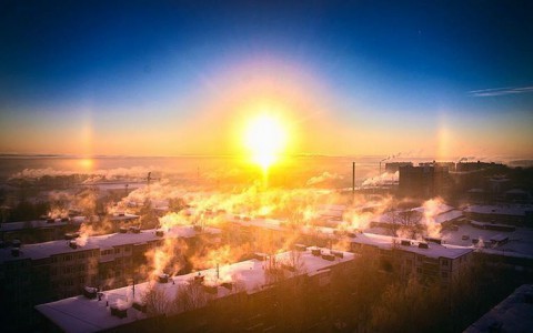Из-за жутких морозов в небе над Сыктывкаром вспыхнуло «ложное солнце» (фото)