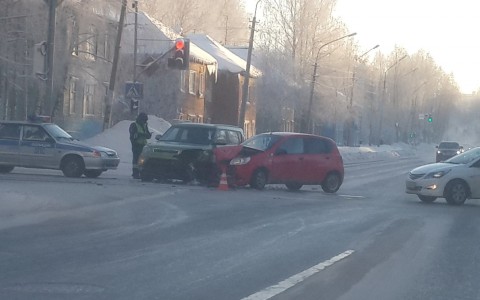 В Сыктывкаре произошло сильное ДТП по невнимательности водителя «Шевроле» (фото)