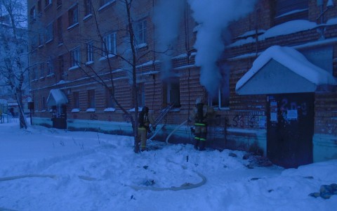 В Коми загорелось здание ритуальной конторы (фото)