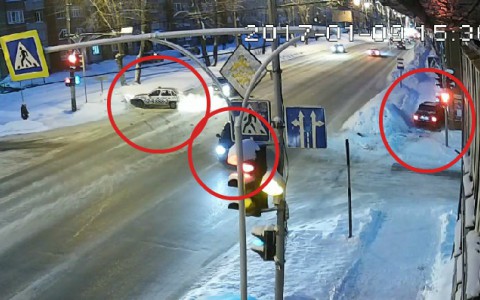В Сыктывкаре произошло тройное ДТП, одно авто врезалось в дом