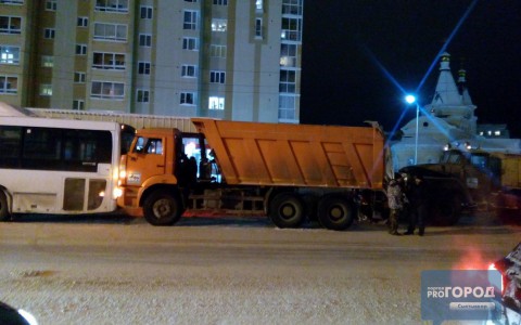 В Сыктывкаре снегоуборочник врезался в самосвал, а тот протаранил автобус (фото)