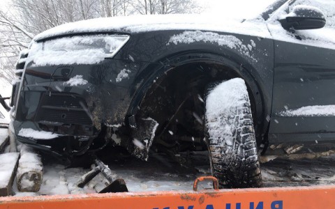 В Коми торчащее из лесовоза бревно воткнулось в «Ауди» и вырвало колесо (фото, видео)