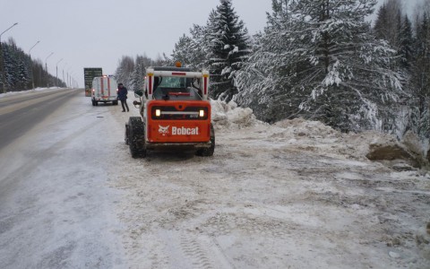 В Сыктывкаре фура с полуприцепом влетела в погрузчик (фото)