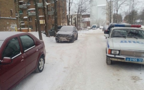 Сыктывкарцы сфотографировали машину ДПС, которая припарковаалась на тротуаре