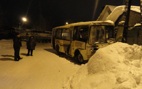 В Коми МАЗ влетел в автобус, одна из пострадавших потеряла руку (фото)