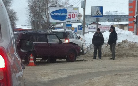 В Сыктывкаре после ДТП водители смеялись, стоя рядом с разбитыми авто (фото)