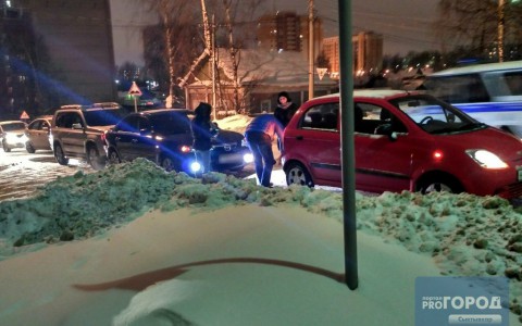 В Сыктывкаре в «час пик»  на узкой дороге столкнулись три автомобиля (фото)