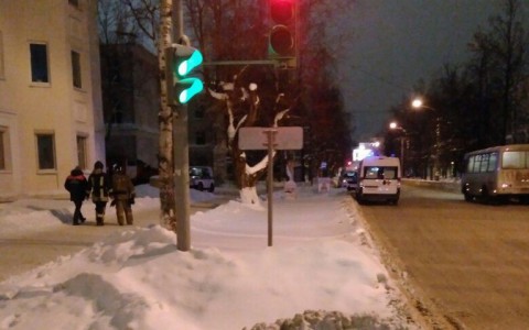 В Сыктывкаре у заброшенной поликлиники работали экстренные службы (фото)