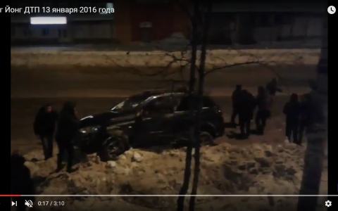 Появилось видео, где в Сыктывкаре Ssang Yong перевернулся на крышу