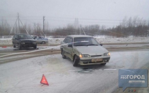 В Сыктывкаре на дороге столкнулись два ВАЗа (фото)
