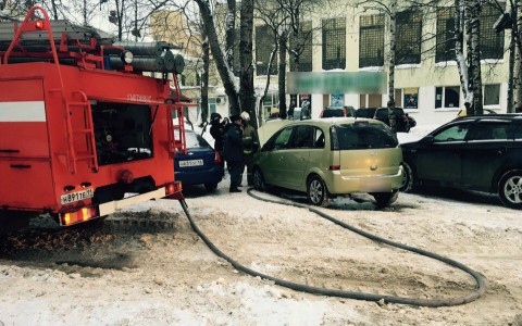 В Сыктывкаре под капотом автомобиля загорелось одеяло (фото)