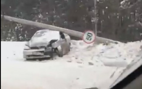 В Коми иномарка вылетела с трассы, и на нее упал бетонный столб (видео)