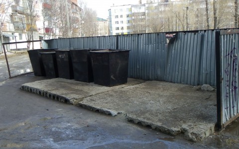 В Сыктывкаре мужчина зарезал друга, а тело бросил возле мусорных баков