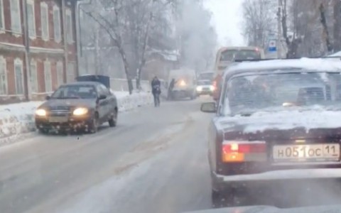 В Сыктывкаре посреди улицы загорелся микроавтобус (видео)