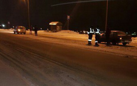 Под Сыктывкаром «четверка» пропускала пешехода, и в нее врезался другой ВАЗ (фото, видео)