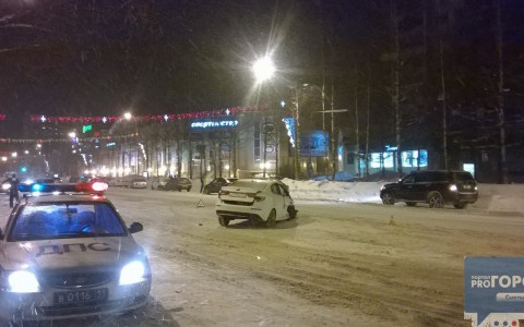 В Сыктывкаре от удара с KIA внедорожник выкинуло на тротуар (фото, видео)