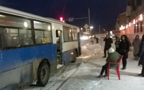 На остановке в Сыктывкаре бабушка сломала ногу и ждала скорую, сидя на стуле (фото, видео)