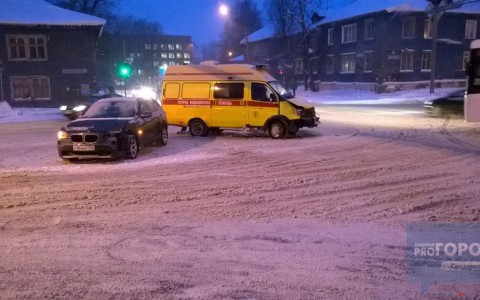 В Сыктывкаре машина реанимации спровоцировала аварию, нарушив ПДД (фото, видео)