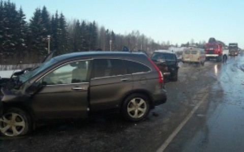 В Коми столкнулись автобус и две легковушки, пострадали пять человек