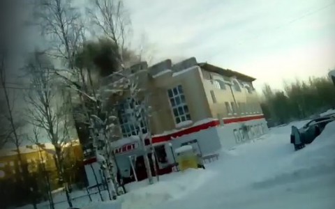 В Коми очевидцы сняли на видео, как горело здание универсама
