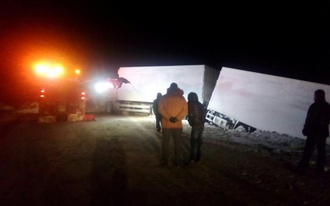 В Коми из-за фуры с прицепом, которая свалилась в кювет, образовалась огромная пробка (фото)