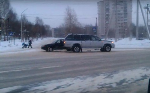 На перекрестке в Сыктывкаре не смогли разъехаться ВАЗ и джип (фото, видео)