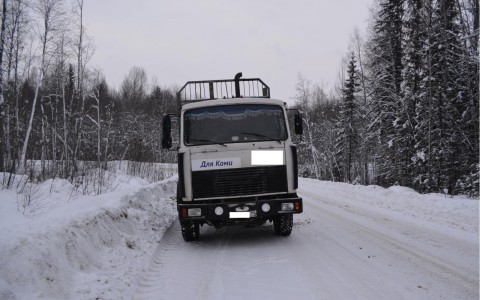 В Коми «Нива» влетела в МАЗ, пострадавшего госпитализировали с серьезными травмами (фото)