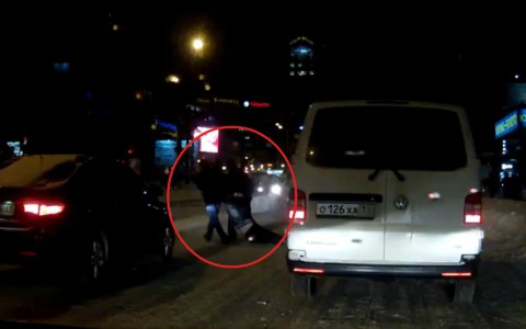 В Сыктывкаре фургон сбил пьяных мужчин, которые тащили своего друга по проезжей части (видео)