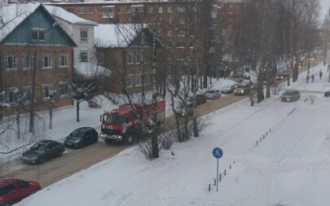 В Сыктывкаре сотрудники МЧС и ГИБДД перекрыли центральную улицу (фото)