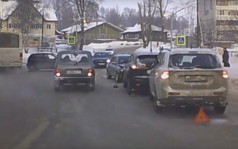 В Сыктывкаре автоледи спровоцировала массовое ДТП (видео)
