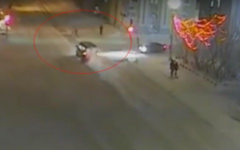 В сети появилось видео, как в Коми ГАЗ сбил двух девушек