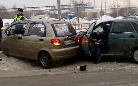 В Сыктывкаре после столкновения «Ладу» и «Дэу» выбросило на тротуар (фото)