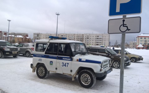 В Сыктывкаре полицейские припарковались на стоянке для инвалидов