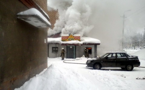 В Коми двое человек погибли в здании бывшего магазина, где произошел пожар (видео)