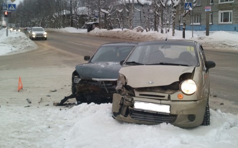 В Сыктывкаре автоледи на легковушке влетела в «Приору» (фото)