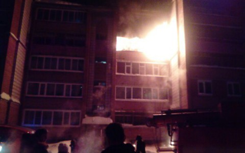 В Сыктывкаре загорелась квартира с пятью людьми внутри, среди них был ребенок (фото, видео)