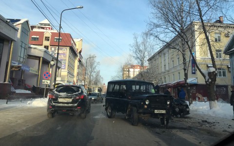 Около мэрии Сыктывкара столкнулись иномарка и УАЗ (фото)