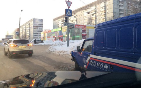 В Сыктывкаре машина Почты России "догнала" кроссовер (фото)
