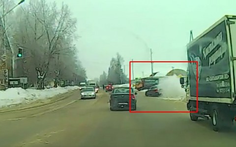 В Сыктывкаре лихач вылетел на перекрёсток, по которому шли дети (видео)