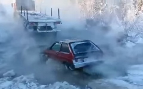 В Коми на зимнике застряли более ста машин