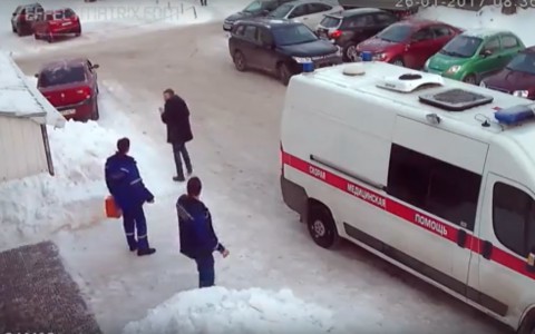 Медики Сыктывкара доказали, что не выставляли на улицу мужчину с обмороженными руками (видео)